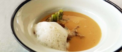 Polévka tomyum s dršťkami a kokosovou pěnou (restaurace Entrée)