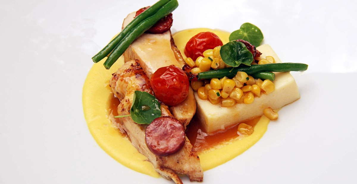 Kuře s kukuřičným purée, polentou, fazolkami a paprikovým salámem (Le Grill)