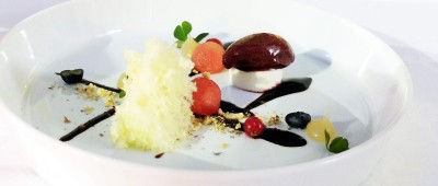 Limetkový mousse, borůvky, sorbet z černého bezu, sušenka z bílé čokolády (Le terroir)