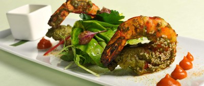 Tygří krevety marinované v bazalce a sezamu a pečené v tandúru, mátovo-koriandrové chutney, chutney s pečeným česnekem, listový salát